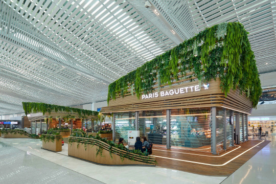 인천국제공항 제2여객터미널에 위치한 파리바게뜨 매장 외관 <SPC그룹 제공>